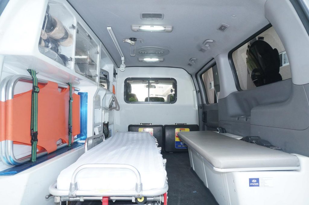 Xe cấp cứu có đầy đủ các máy móc chuyên dụng hiện đại.