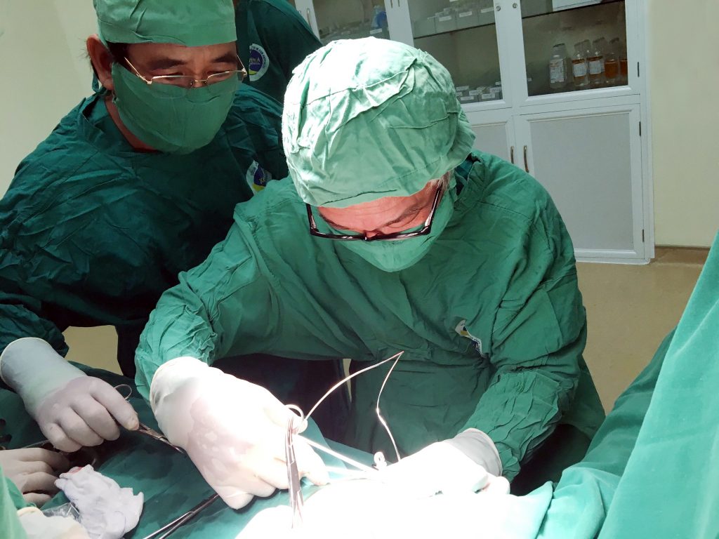 Ekip các bác sĩ Ngoại Cơ Xương Khớp BVXA thực hiện ca phẫu thuật chỉnh hình nâng ngực lõm cho bệnh nhân. 