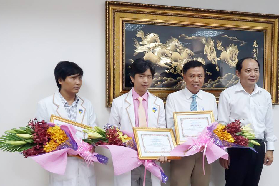 Sở Y Tế TP. Hồ Chí Minh trao bằng khen cho tập thể và các cá nhân tại BVXA có thành tích xuất sắc trong việc cấp cứu thành công người bệnh bị vết thương thấu ngực trong tình trạng nguy kịch. 