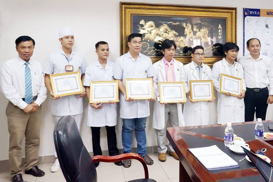 Sở Y Tế TP. Hồ Chí Minh trao bằng khen cho tập thể và các cá nhân tại BVXA có thành tích xuất sắc trong việc cấp cứu thành công người bệnh bị vết thương thấu ngực trong tình trạng nguy kịch. 