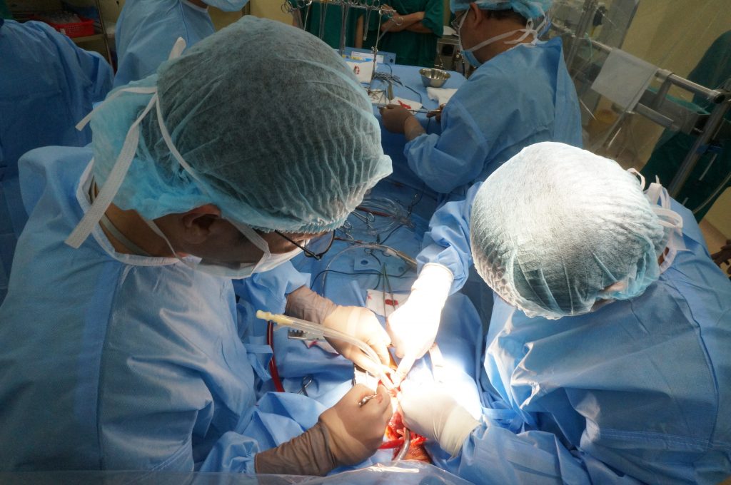 Các bác sĩ khoa Tim Mạch - Lồng Ngực tại BVXA đang phẫu thuật cho em Đ.
