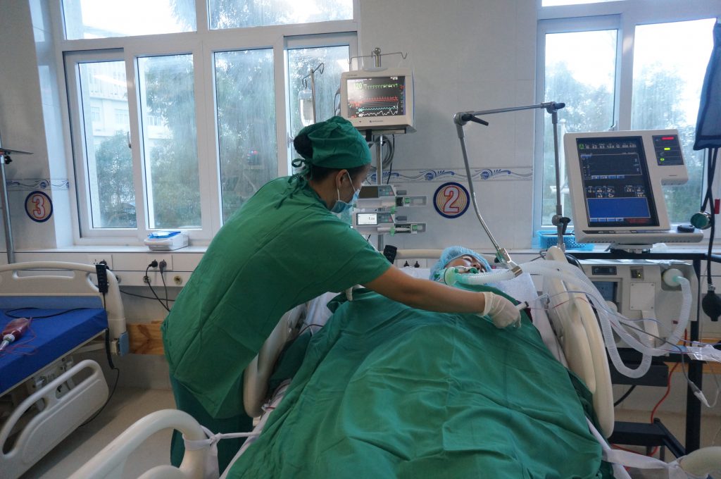 Bệnh nhân đang được chăm sóc trong phòng hồi sức sau mổ tim.