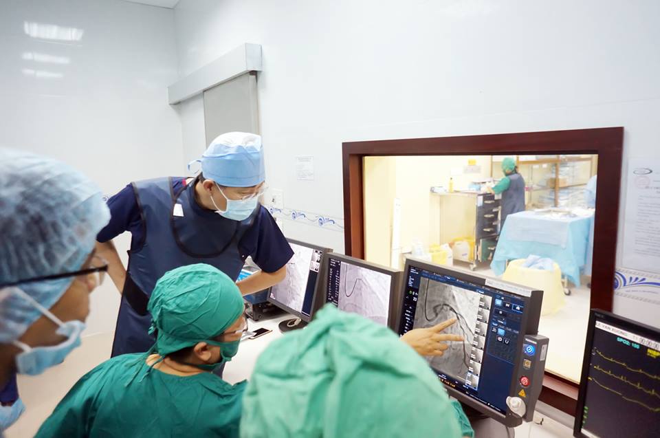 TS.BS. Hyeon-Cheol Gwon đã cùng ekip các bác sĩ Trung Tâm Can Thiệp BVXA thực hiện can thiệp đặt stent