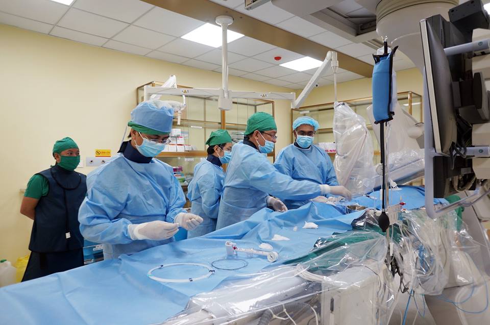  BS. Ramesh Singh Arjan Singh đã cùng ekip các bác sĩ Trung Tâm Can Thiệp BVXA thực hiện can thiệp đặt stent, điều trị cho 7 bệnh nhân bị bệnh lý mạch vành.
