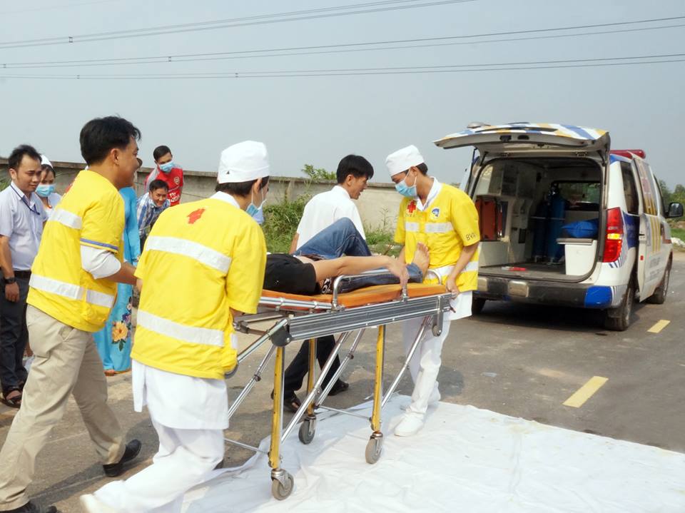 Hình ảnh diễn tập cấp cứu các bệnh nhân được đưa lên xe cấp cứu BVXA