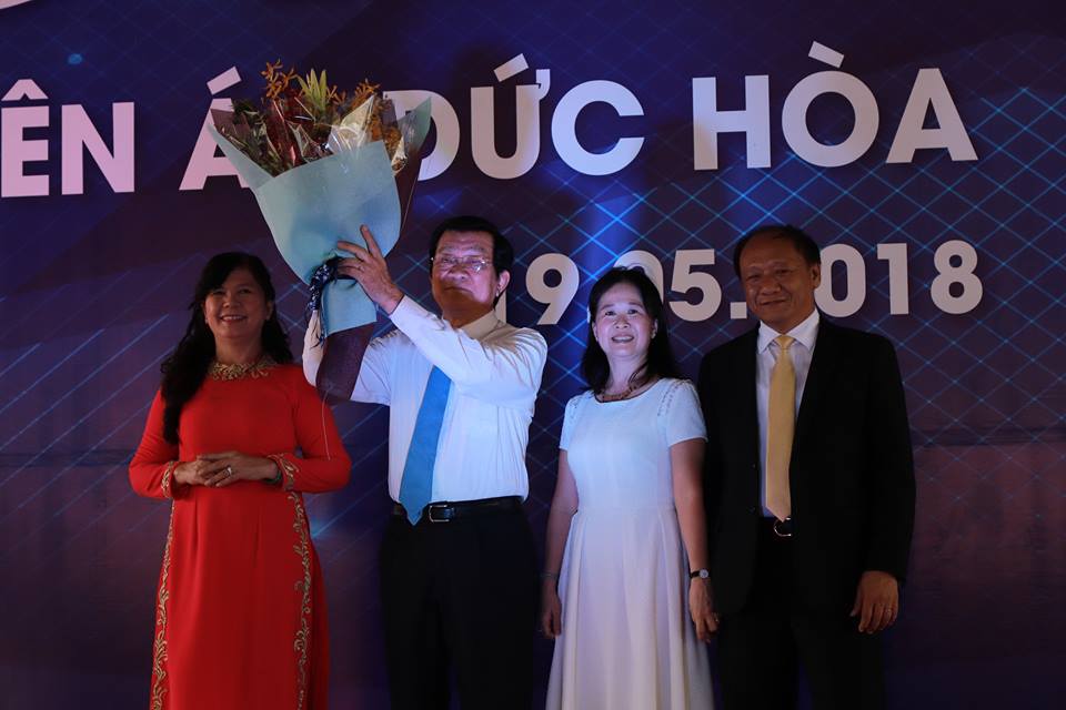 Đại diện Hội đồng quản trị BVXA tặng hoa cảm ơn ông ông Trương Tấn Sang - nguyên Ủy viên Bộ Chính trị - nguyên Chủ tịch nước CHXHCN Việt Nam.