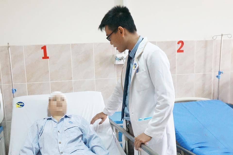 Bác sĩ thăm khám bệnh nhân sau phẫu thuật thành công.