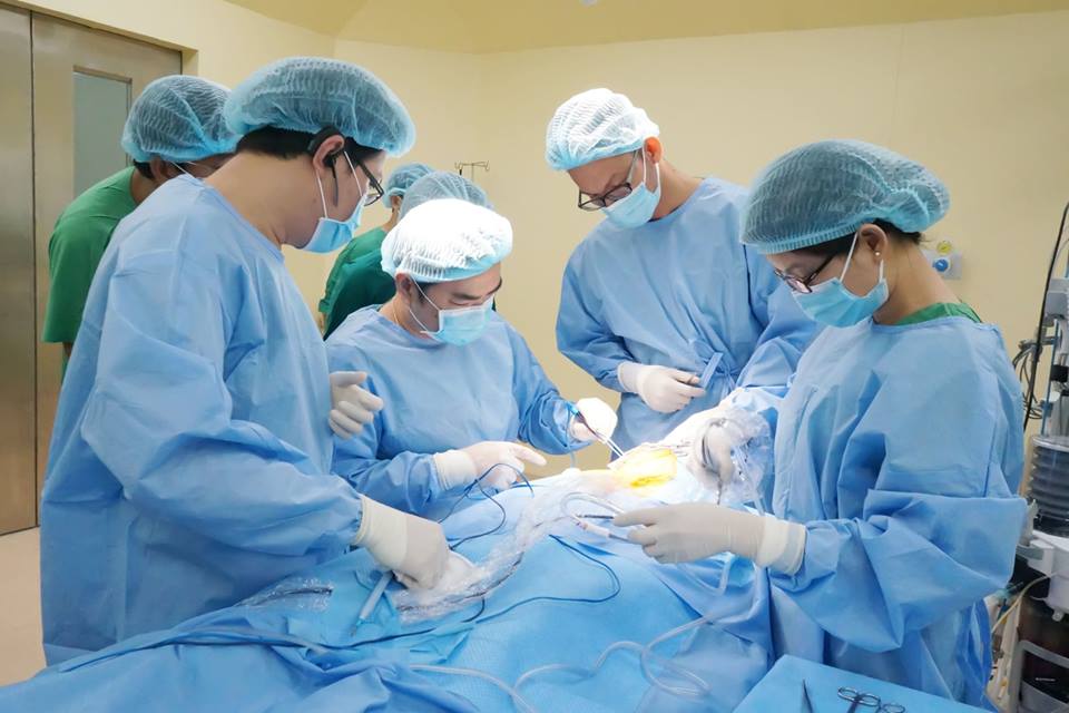 Các bác sĩ chuyên khoa Tai Mũi Họng tại BVXA thực hiện cấy điện cực ốc tai cho bệnh nhi