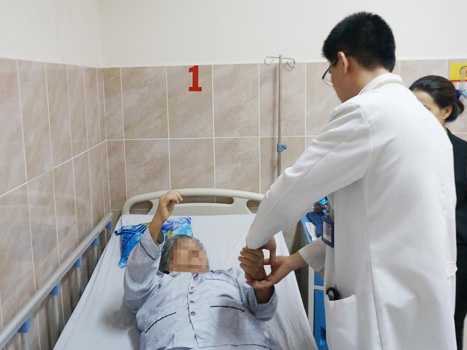 Ảnh chụp bác sĩ chuyên khoa Ngoại Thần Kinh tại BVXA thăm khám bệnh nhân sau phẫu thuật thành công