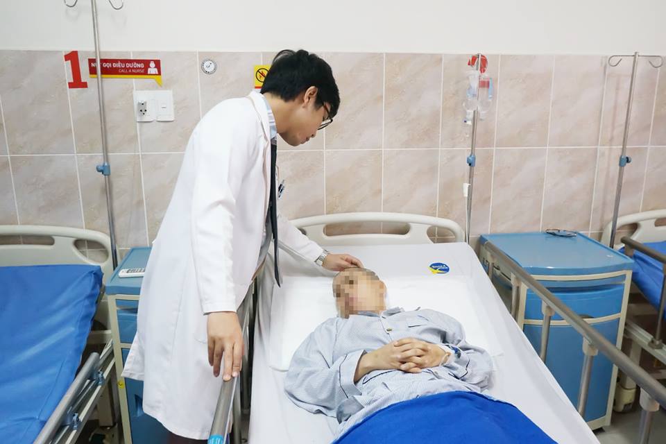 Bác sĩ thăm khám bệnh nhân sau phẫu thuật