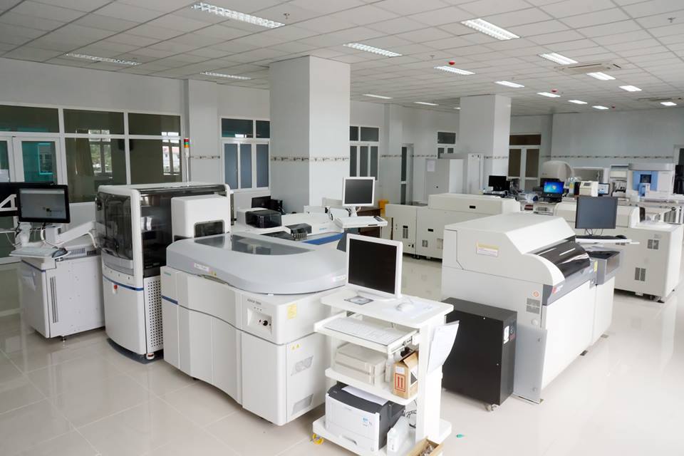 Phòng xét nghiệm được trang bị đầy đủ các hệ thống máy xét nghiệm sinh hóa, huyết học, miễn dịch, phòng PCR,... 