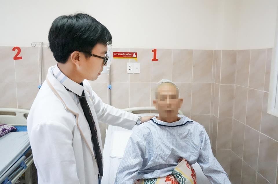 Hình chụp bác sĩ thăm khám bệnh nhân sau mổ u não