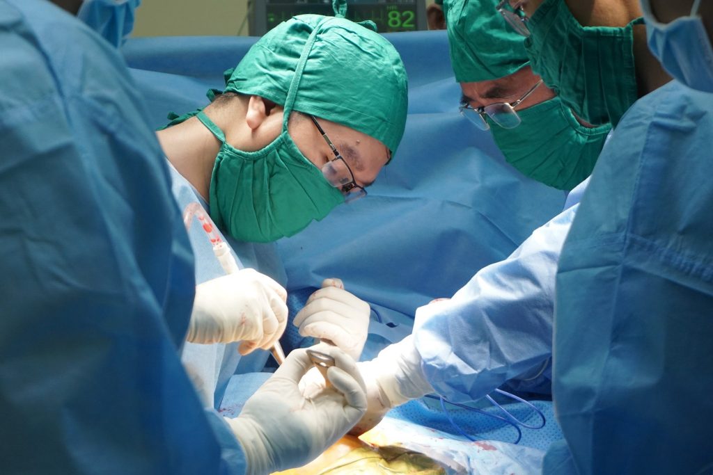 Hình ảnh các bác sĩ BVXA - Tây Ninh thực hiện phẫu thuật cho bệnh nhân
