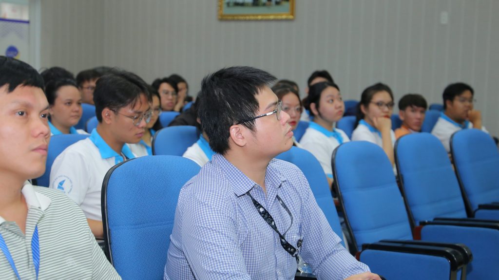 ThS. Lê Hoàng Minh - Giảng viên Bộ môn Vật lý hạt nhân, Khoa Vật lý - Vật lý kỹ thuật Trường Đại học Khoa học Tự nhiên, Đại học Quốc Gia TP. HCM