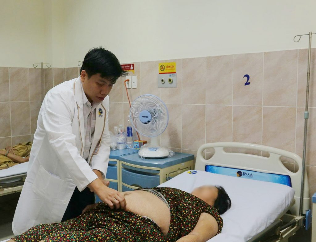 Hình ảnh bác sĩ thăm khám bệnh nhân bị nhồi máu động mạch mạc treo