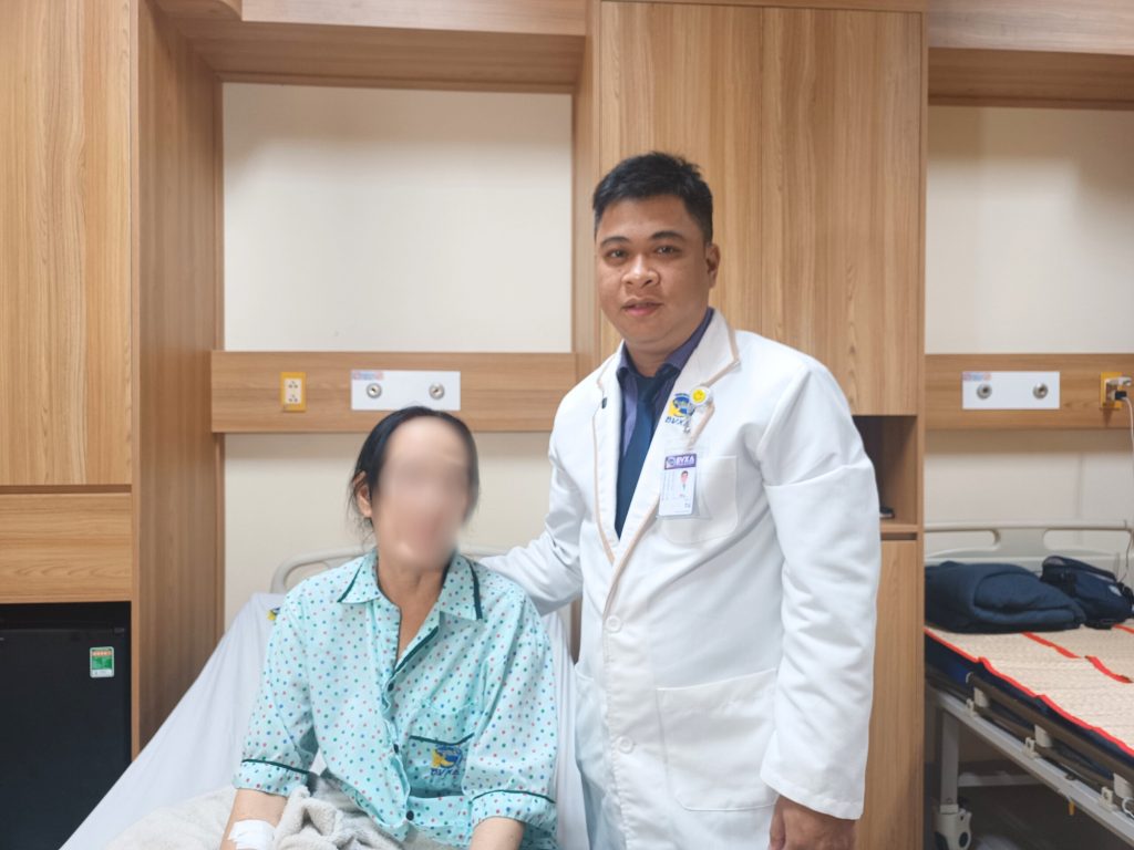 Hình ảnh bác sĩ và bệnh nhân ung thư vú ngày xuất viện