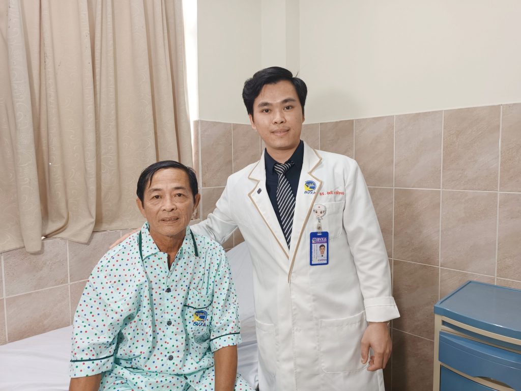 Hình ảnh bác sĩ và bệnh nhân thay khớp háng nhân tạo ngày xuất viện 