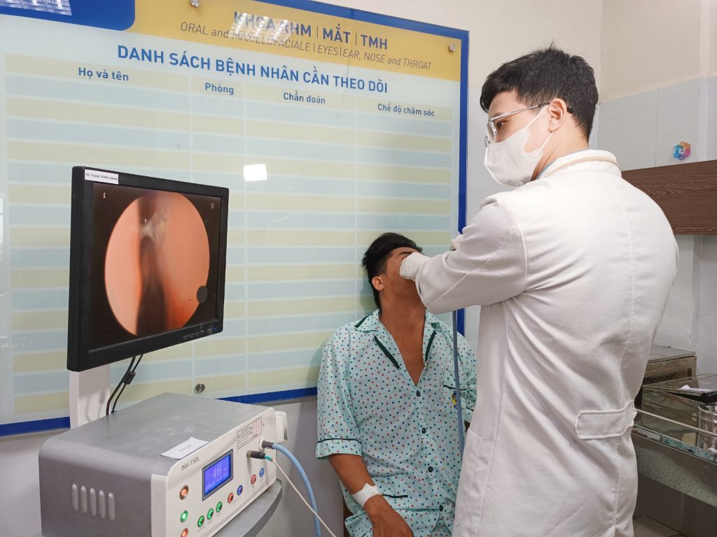 Bác sĩ nội soi kiểm tra sau mổ u nhầy xoang hàm