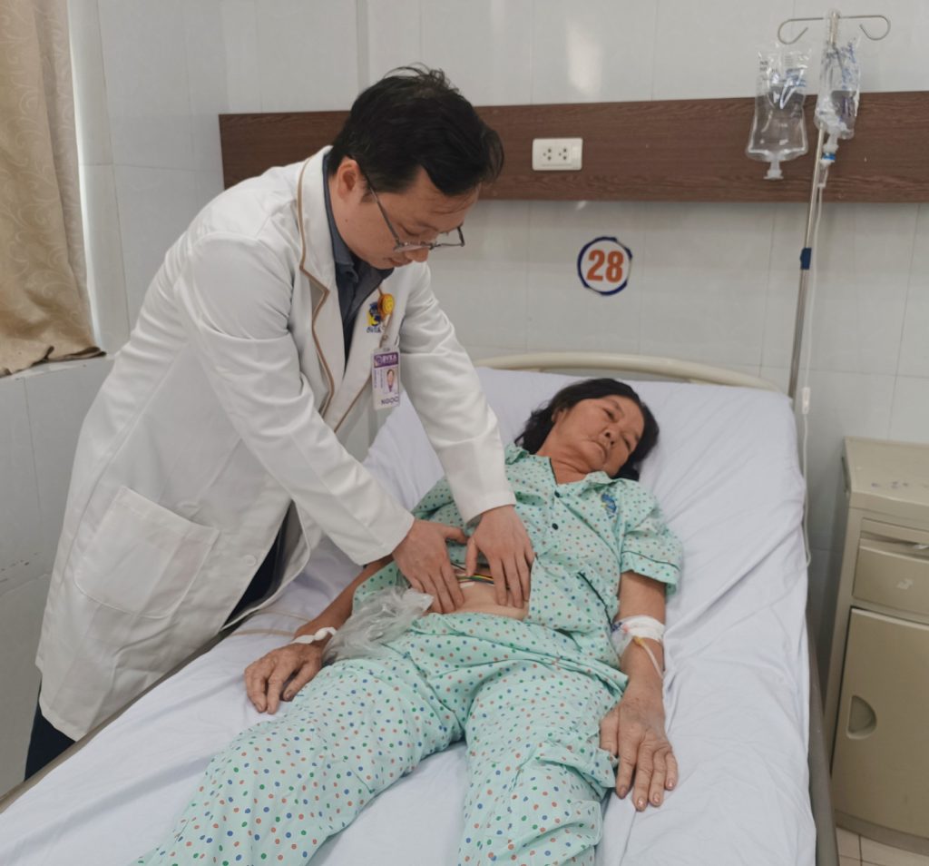 Bác sĩ Xuyên Á thăm khám bệnh vỡ bàng quang tự phát