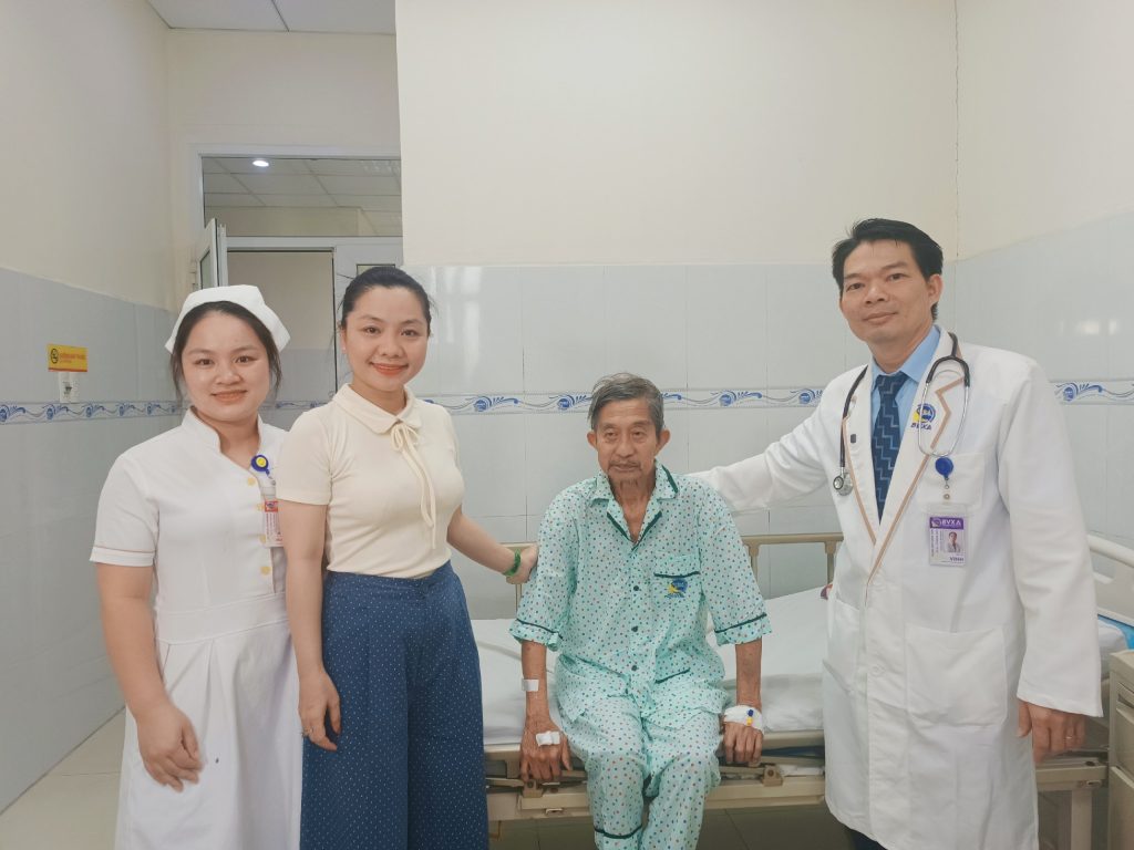 Bác sĩ và bệnh nhân u tâm vị ngày xuất viện