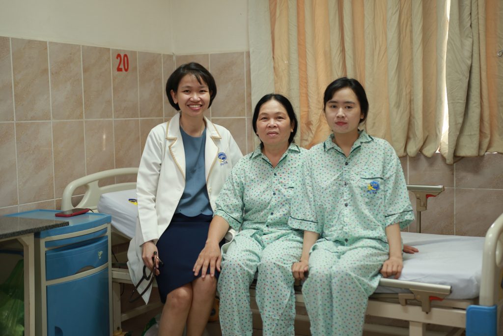 Hình ảnh bác sĩ và hai mẹ con
