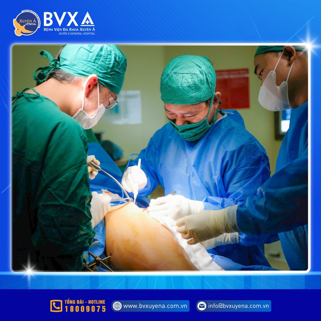 Hình ảnh ekip phẫu thuật cho bệnh nhân gãy cổ xương đùi