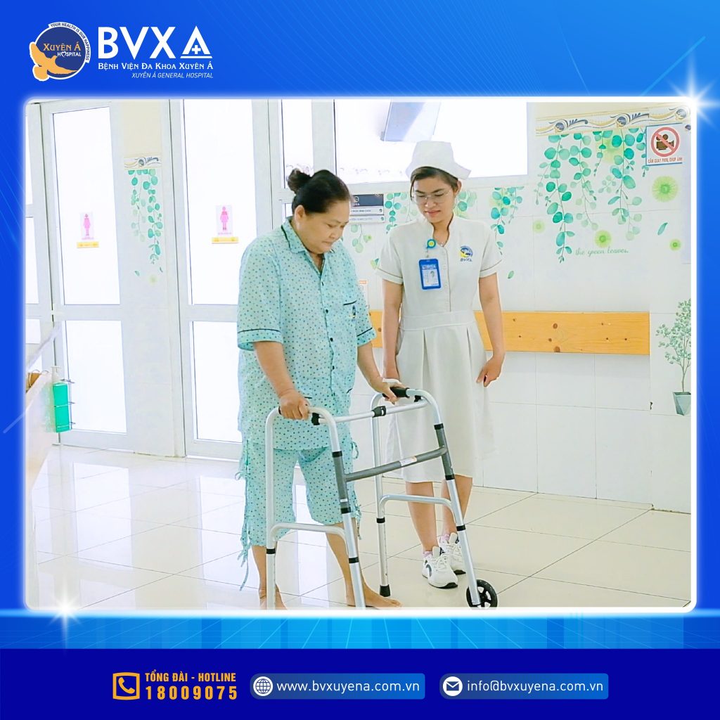 Hình ảnh bệnh nhân tập đi bằng khung hỗ trợ