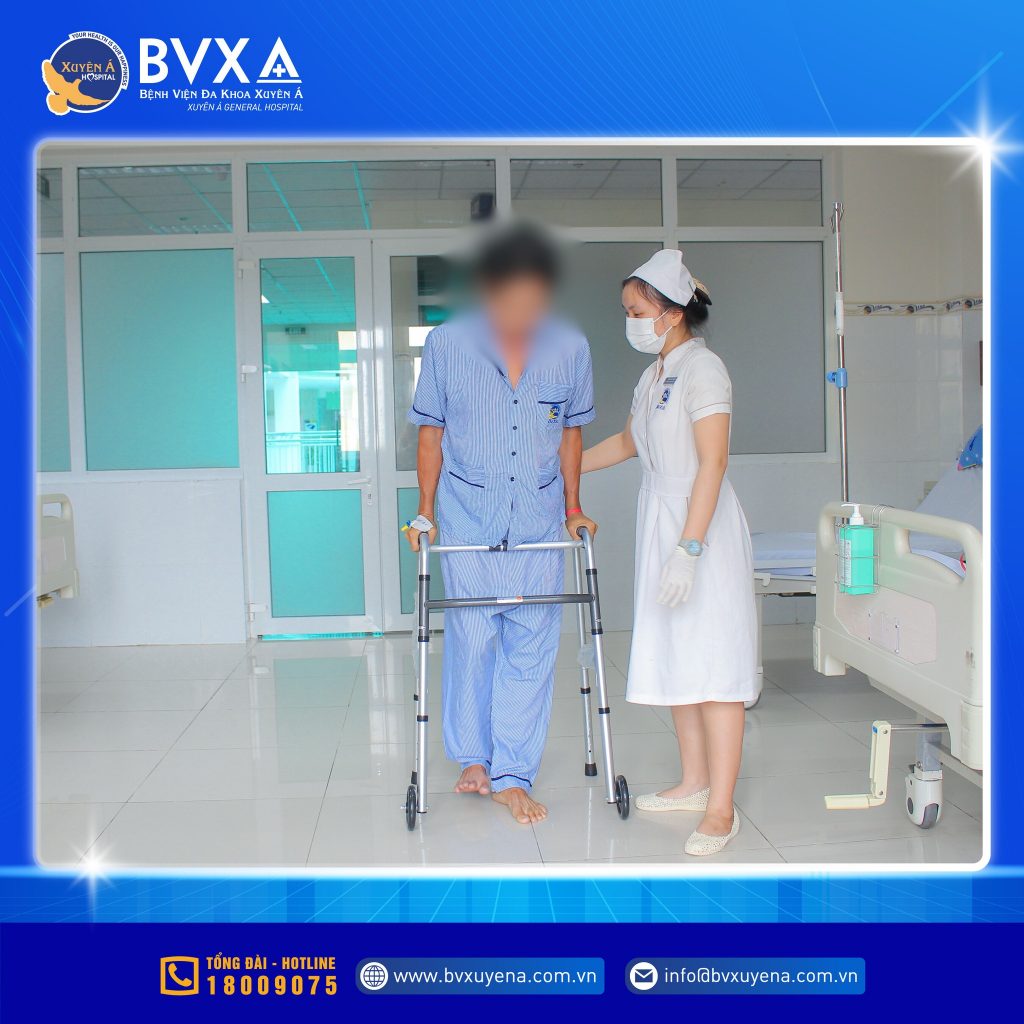 Hình ảnh bệnh nhân tập luyện đi lại