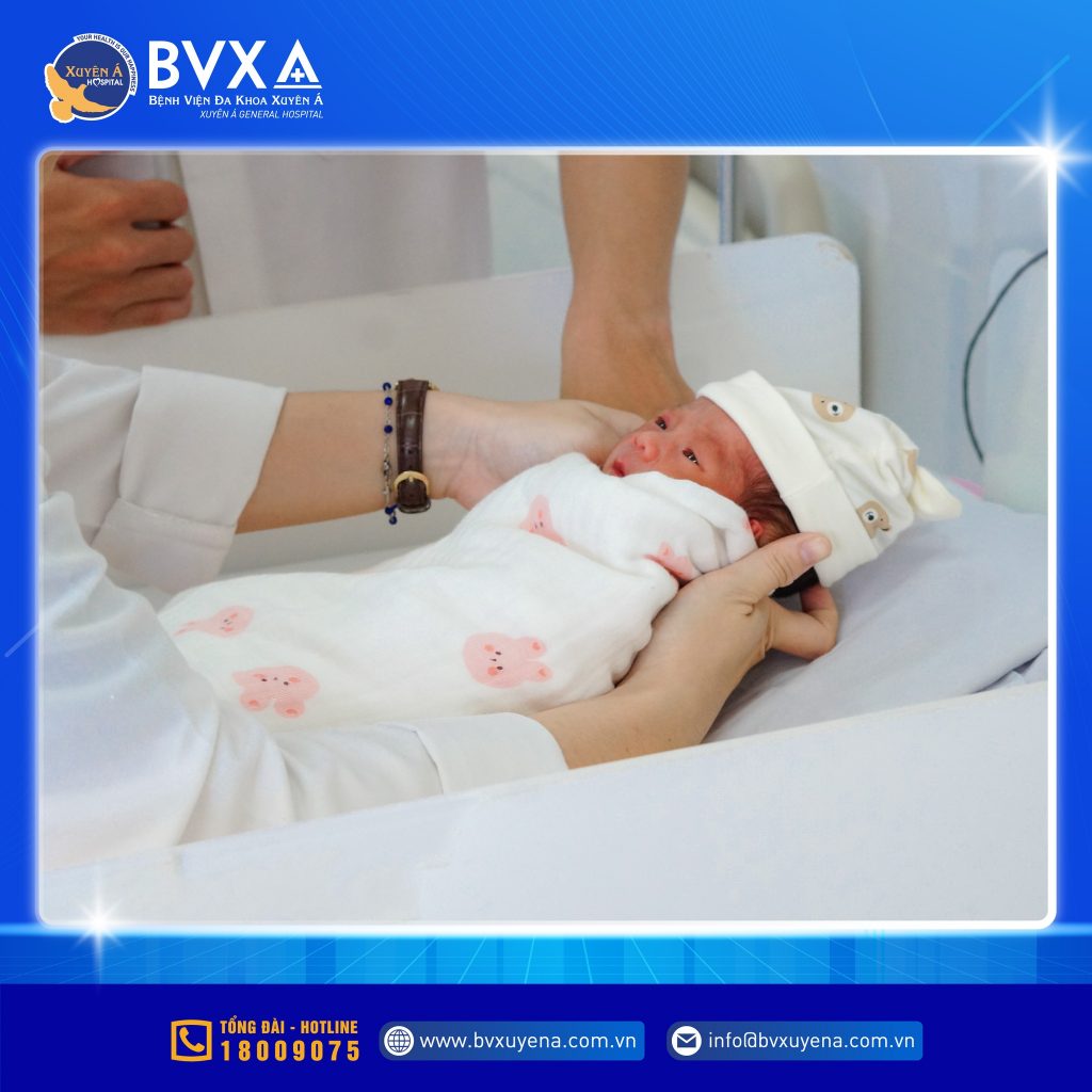 Hình ảnh bé gái sơ sinh "đẻ rơi" đang được chăm sóc