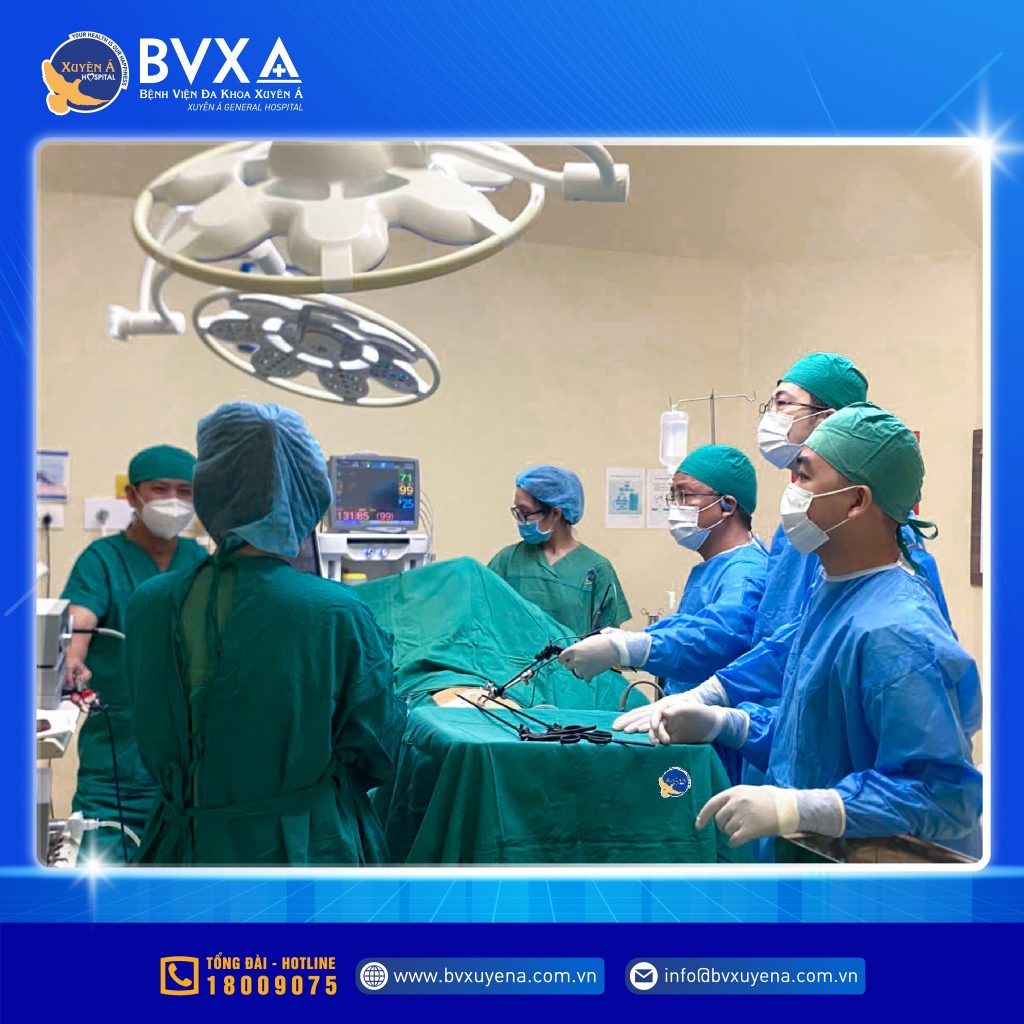 Hình ảnh ekip phẫu thuật cho bệnh nhân bị bướu tuyến thượng thận