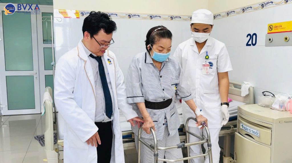 Hình ảnh bệnh nhân thay khớp gối nhân tạo tập đi lại 