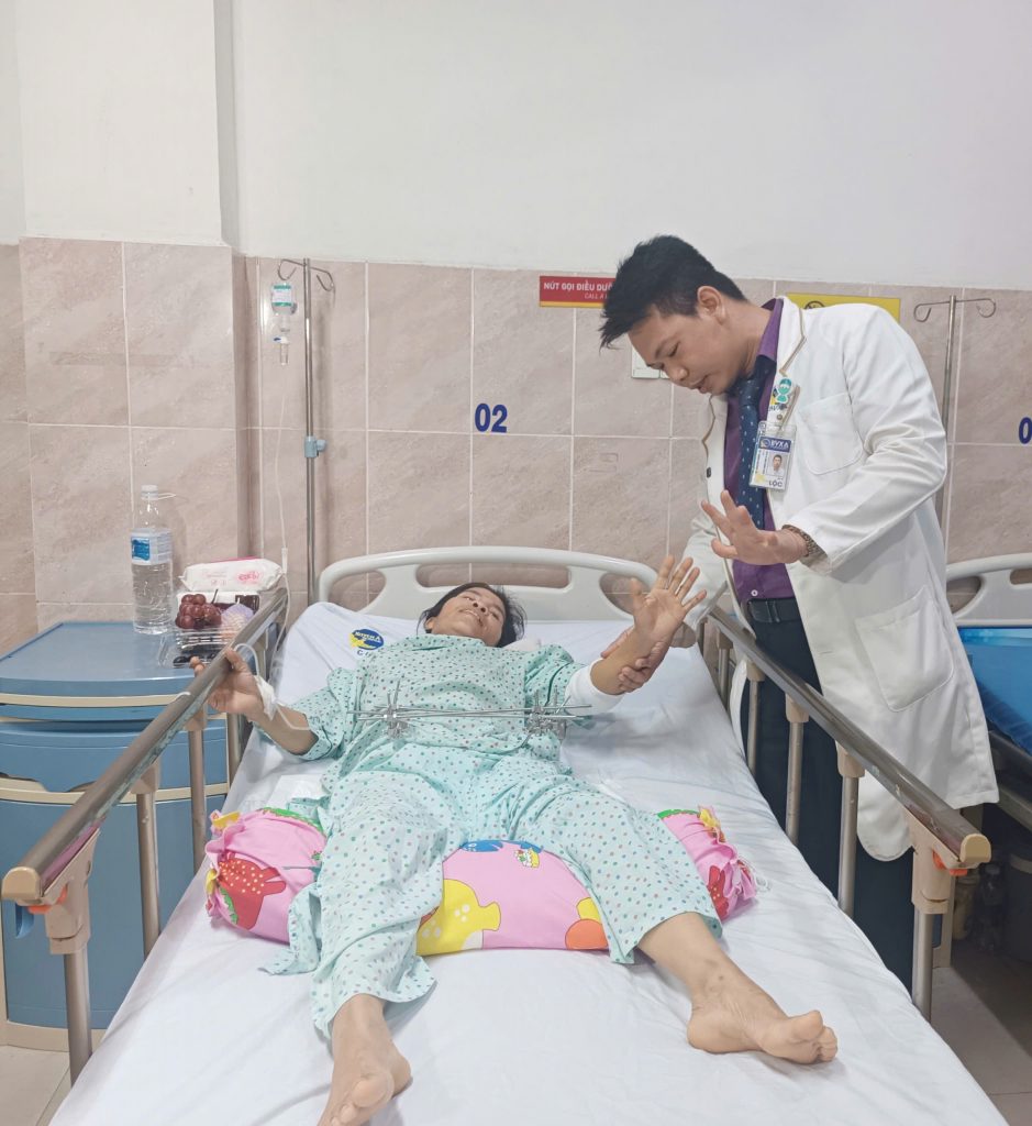Hình ảnh bác sĩ thăm khám bệnh nhân bị máy cày đè sau phẫu thuật