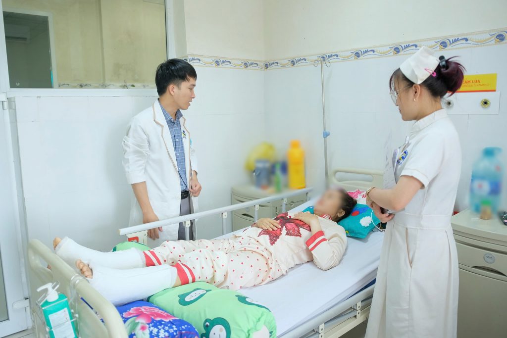 Hình ảnh bác sĩ thăm khám
