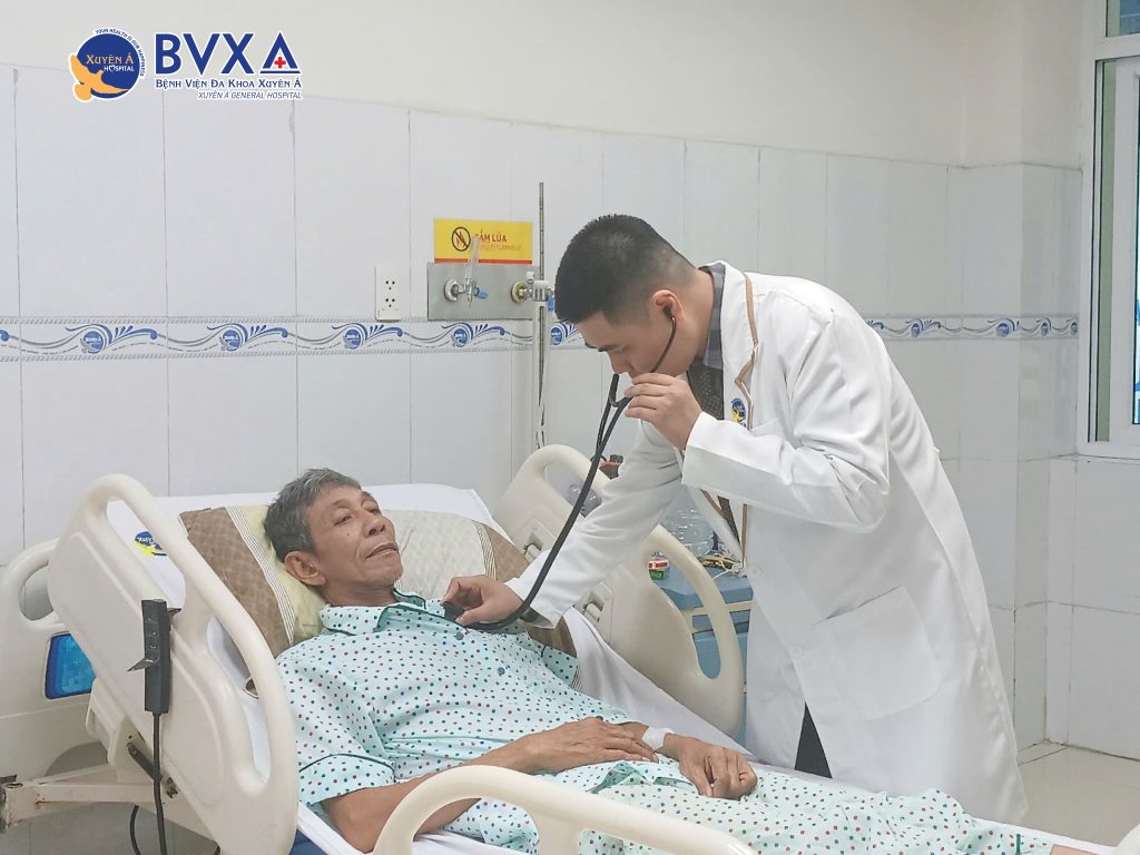 Hình ảnh bác sĩ thăm khám