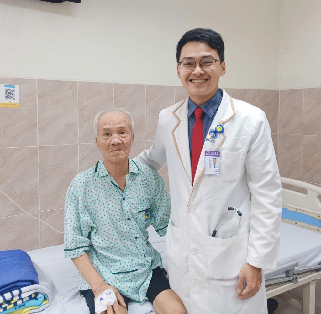 Hình ảnh bác sĩ và bệnh nhân ung thư trực tràng ngày xuất viện