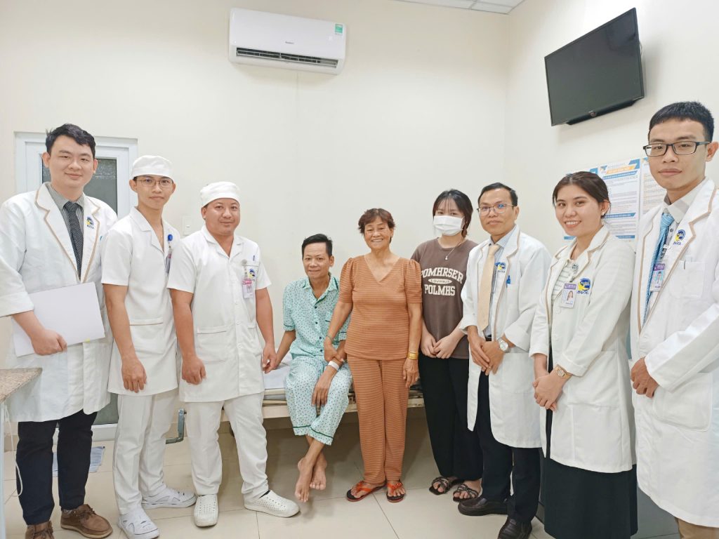 Hình ảnh ekip bác sĩ khoa Can thiệp tim mạch cùng gia đình bệnh nhân nhồi máu cơ tim ngày xuất viện
