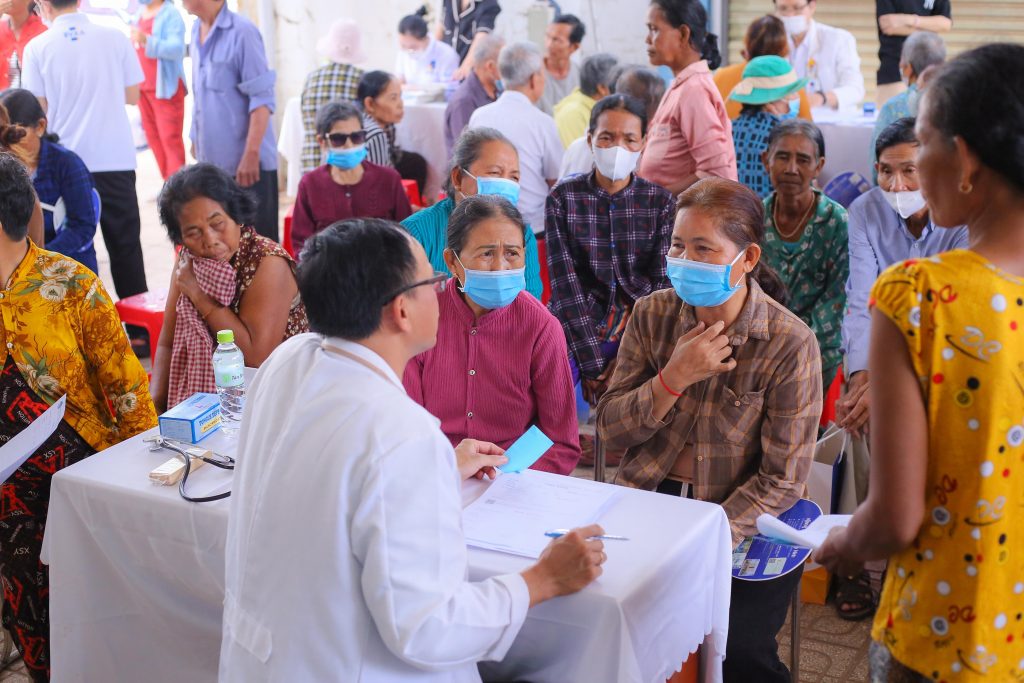 Hình ảnh buổi khám bệnh và cấp phát thuốc miễn phí