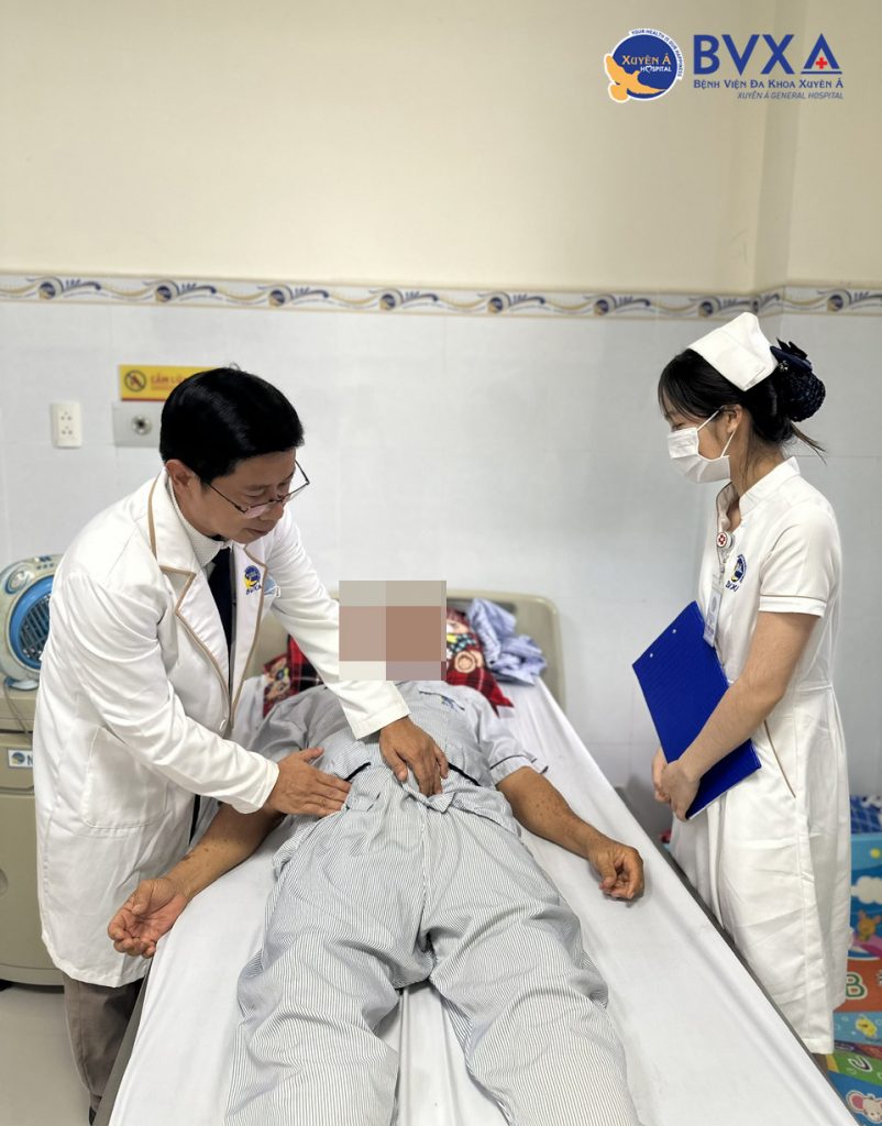 Hình ảnh bác sĩ thăm khám sau phẫu thuật HoLEP