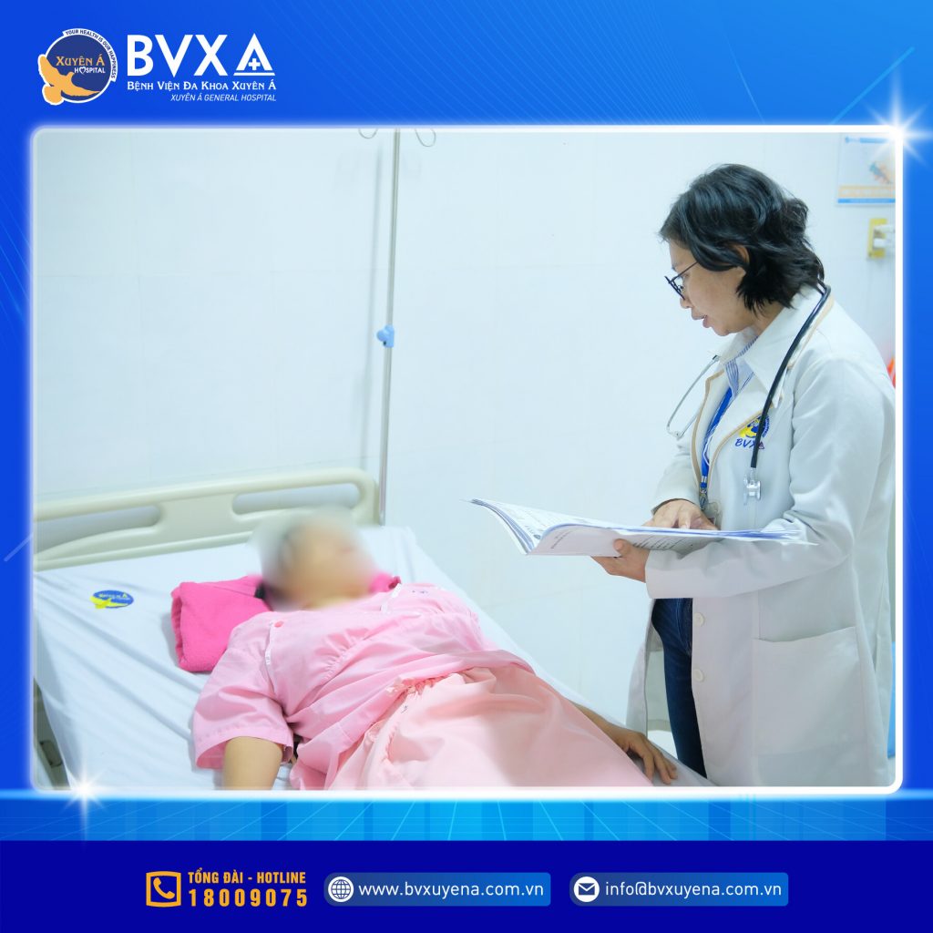 Hình ảnh bác sĩ thăm khám bệnh nhân là người Campuchia