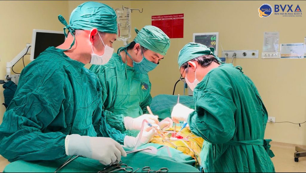 Hình ảnh ekip phẫu thuật lấy sỏi san hô
