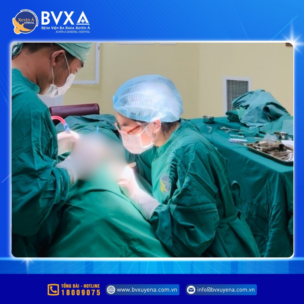 Hình ảnh ekip phẫu thuật lấy cành cây đâm xuyên thái dương bệnh nhân