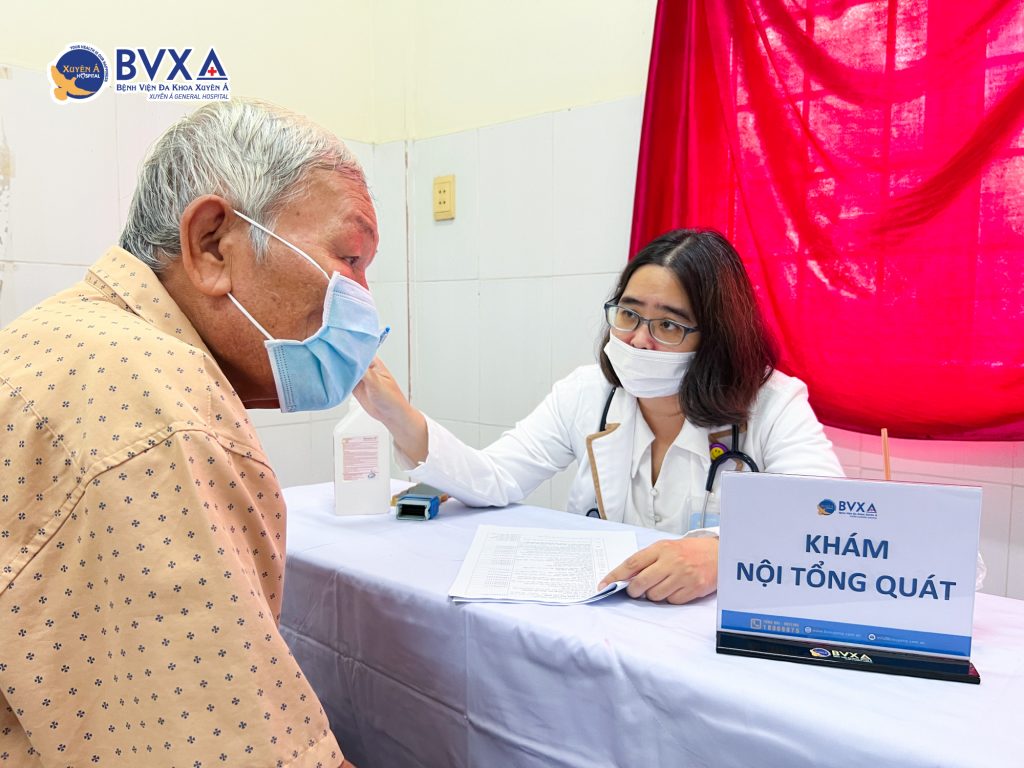 Hình ảnh khám nội tổng quát trong buổi khám sức khỏe miễn phí cho người cao tuổi