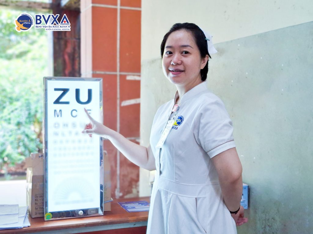 Hình ảnh khám mắt trong buổi khám sức khỏe miễn phí cho người cao tuổi