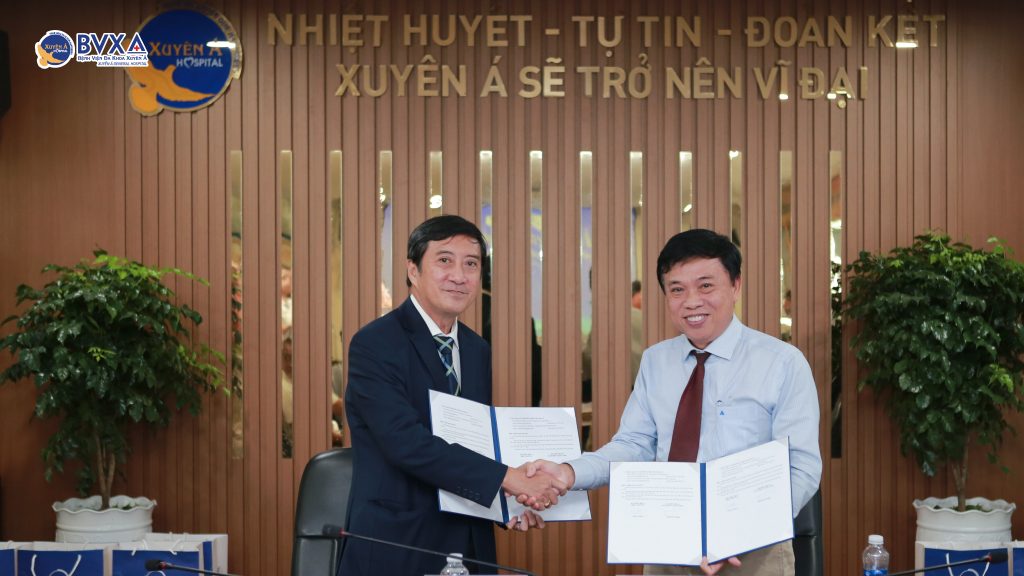 PGS. TS. Trần Lê Quan - Hiệu trưởng Trường Đại học Khoa học tự Nhiên và BS. CKII. Nguyễn Phú Định - Giám Đốc chuyên môn Bệnh Viện Đa khoa Xuyên Á