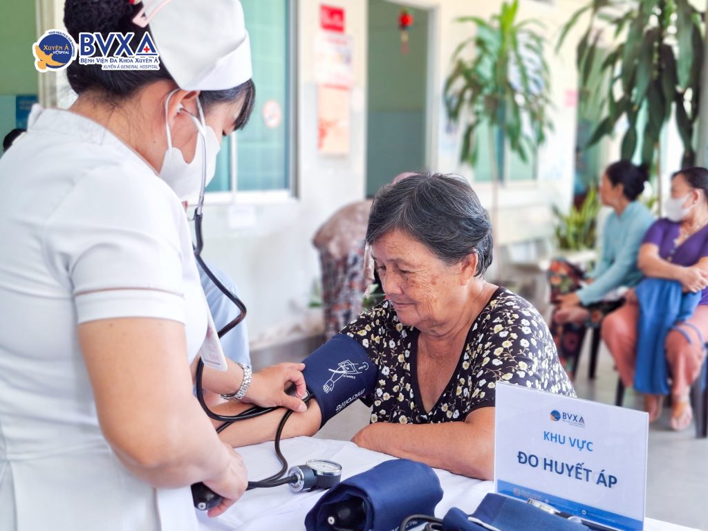 Đo huyết áp trong buổi khám sức khỏe miễn phí cho người cao tuổi
