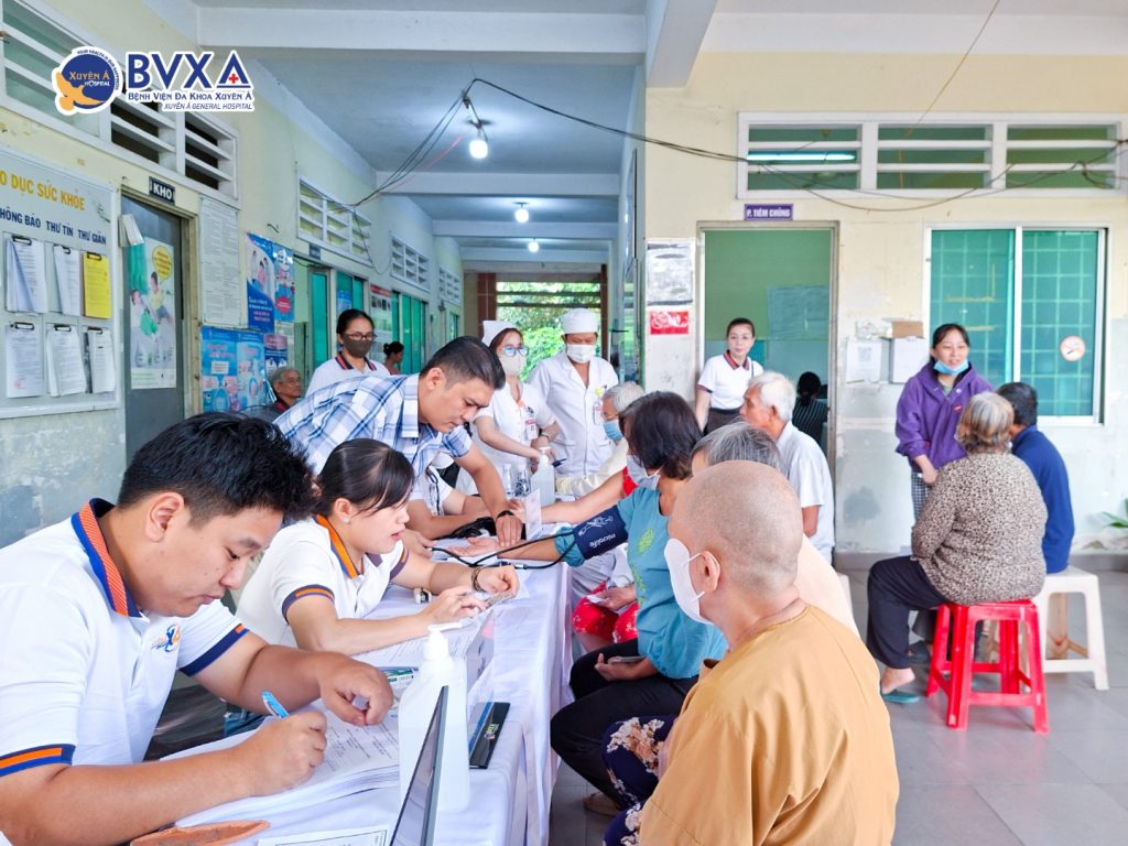 Hình ảnh nhân viên y tế lấy thông tin