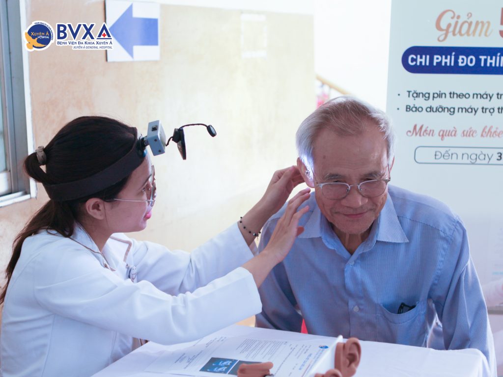Hình ảnh khám tai trong buổi khám sức khỏe miễn phí cho người cao tuổi