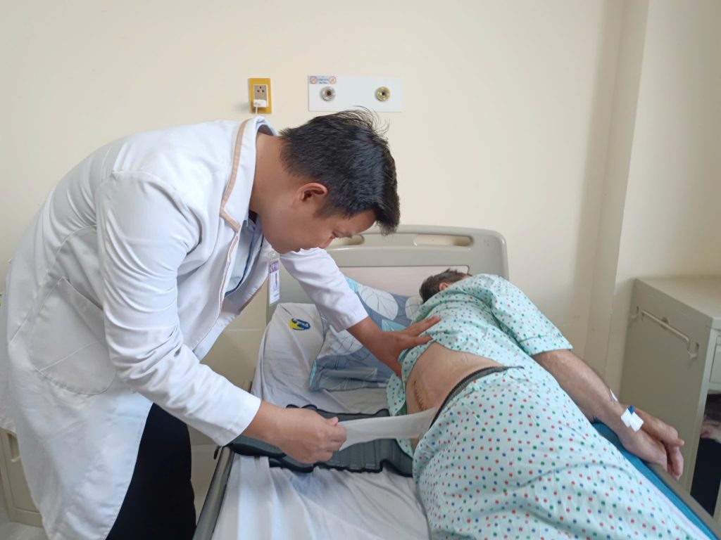 Bác sĩ kiểm tra vết mổ