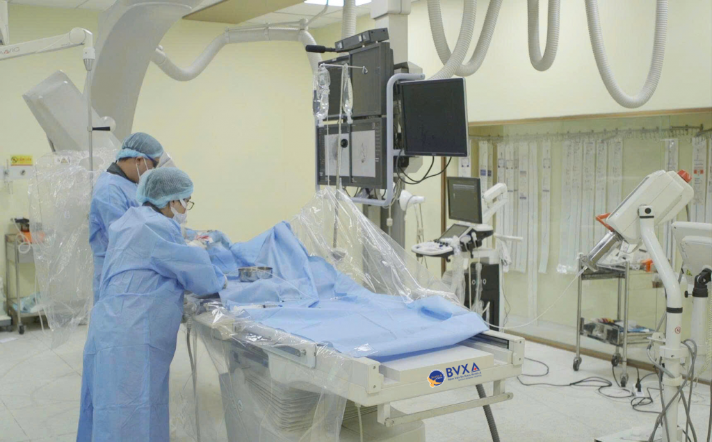 Hình ảnh ekip can thiệp vỡ mạch máu phế quản