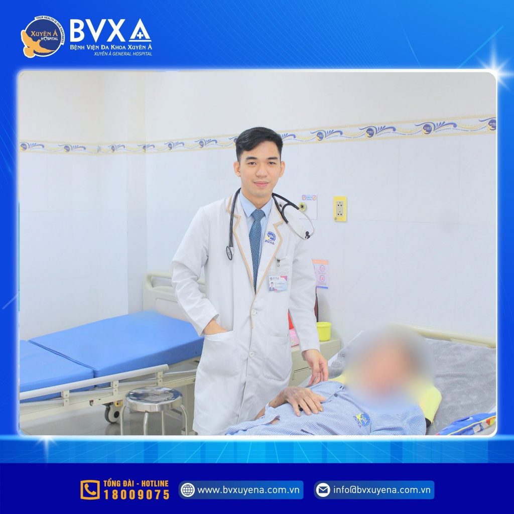 Hình ảnh bác sĩ thăm khám bệnh nhân suýt tử vong vì biến chứng uốn ván